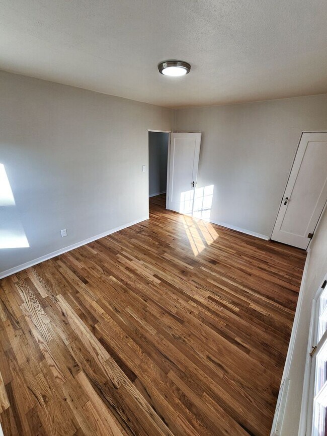 Building Photo - Charming Home with Large Backyard!