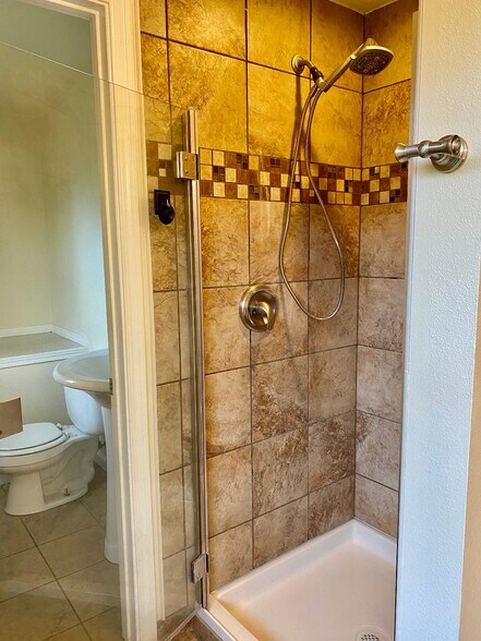 Building Photo - 2311 Oak Dr