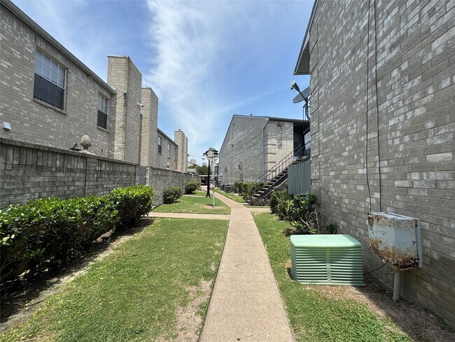 Building Photo - 6500 Sands Point Dr
