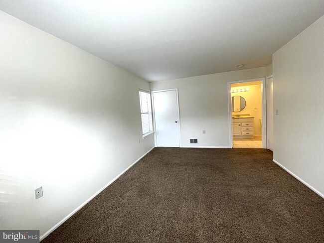 Building Photo - 511 Walden Cir