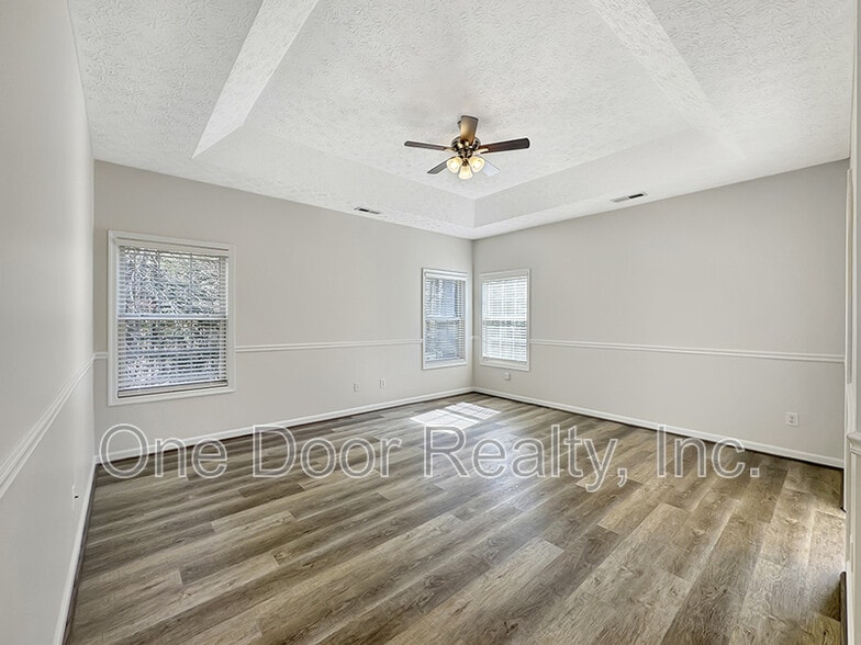 Building Photo - 6268 Chelsea Crescent