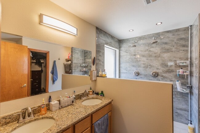 Building Photo - Beautiful 4 Bedroom 2 Bath Home!