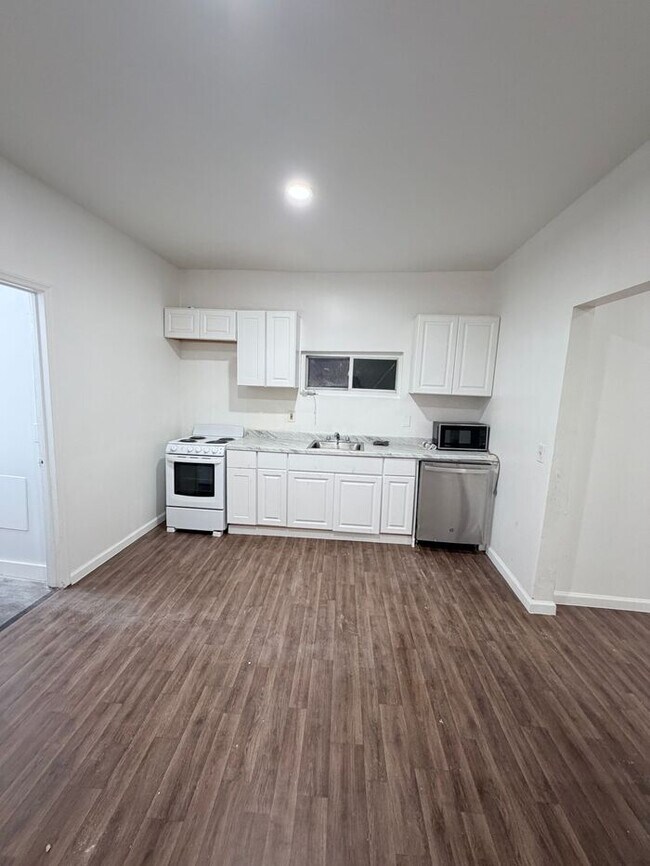 Building Photo - Inspected and Approved 3 Bedroom 1 Bath w PARKING & Appliances