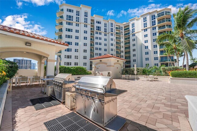 Building Photo - 19900 E Country Club Dr