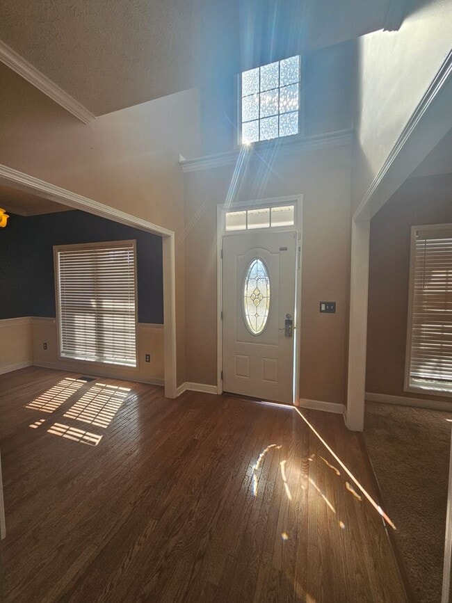 Building Photo - 4 bedroom with Bonus, fenced in backyard!