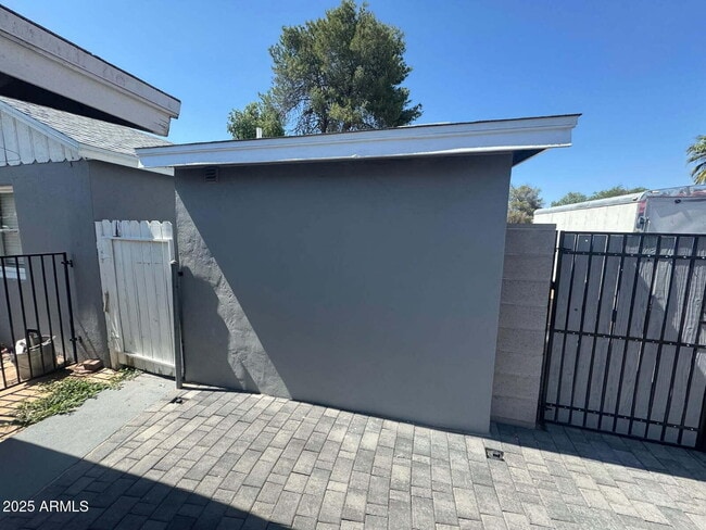 Building Photo - 2139 W Vista Ave