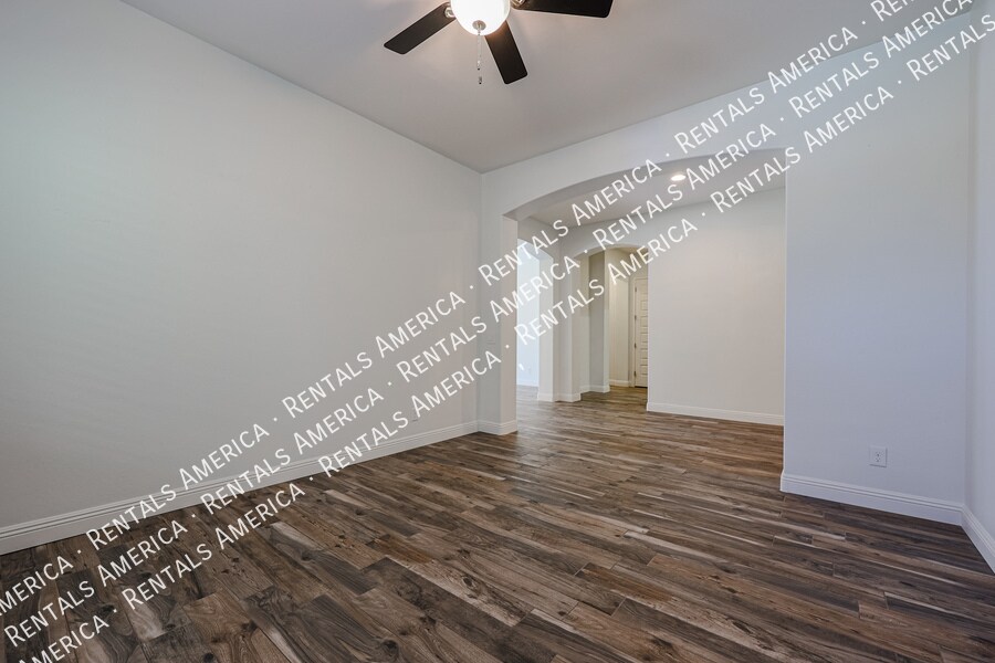 Building Photo - 4121 E Yellowstone Pl