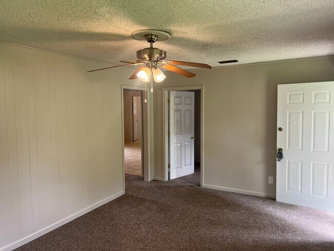 Building Photo - 2 Bed 1 Bath Home