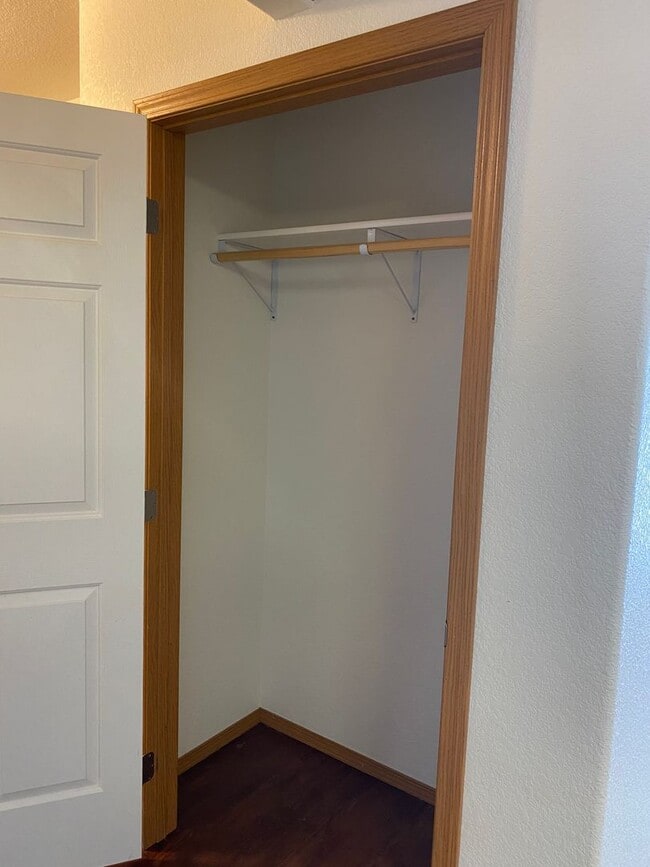 Building Photo - Lower 2 Bedroom /1 Bath Apartment! Appliances Included!