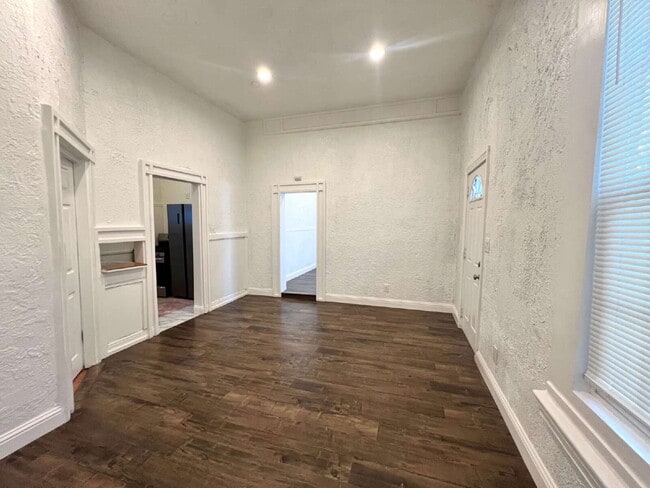 Building Photo - Bottom Unit with Tall Ceilings W/ Backyard