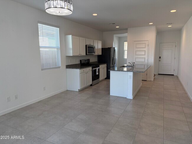 Building Photo - 40060 W Hillman Dr