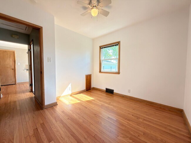 Building Photo - $1,450 | 2 Bedroom 1 Bath Home | Washer & Dryer | Garage
