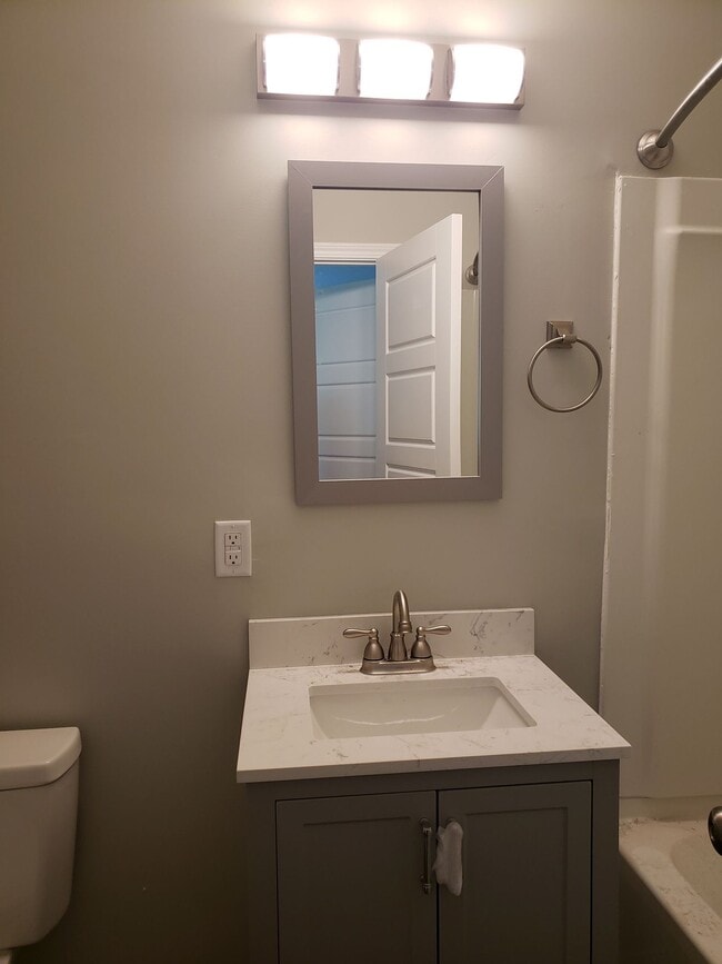 Building Photo - 1021 Pine St