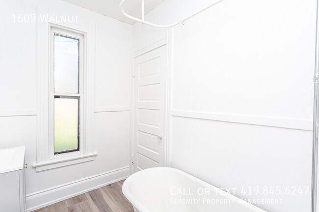 Building Photo - 1609 Walnut-