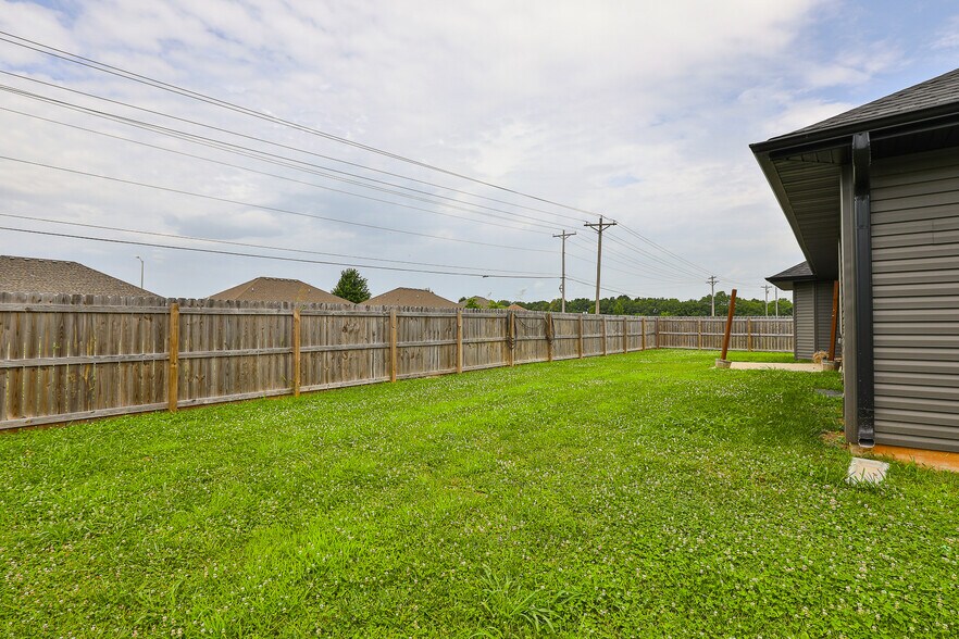 Building Photo - 1065 S Christopher Ave