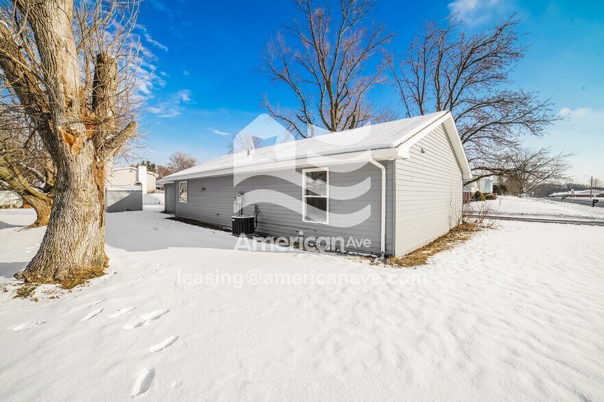 Building Photo - 3703 N Molleck Dr