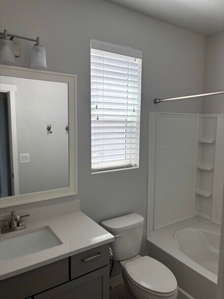 Building Photo - 2521 N Drexler Dr