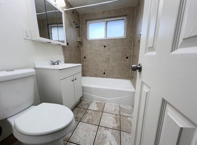 Building Photo - Bright 2 bed 1 bath in Pacific Beach