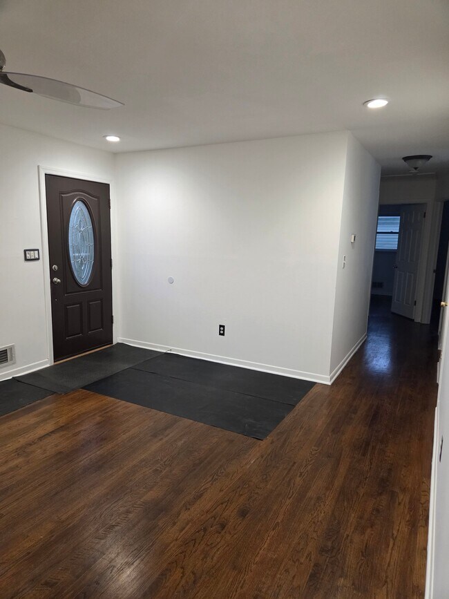 Building Photo - 1055 S Washington Ave