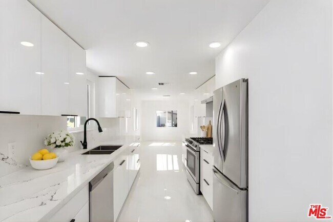 Building Photo - 2522 Armacost Ave