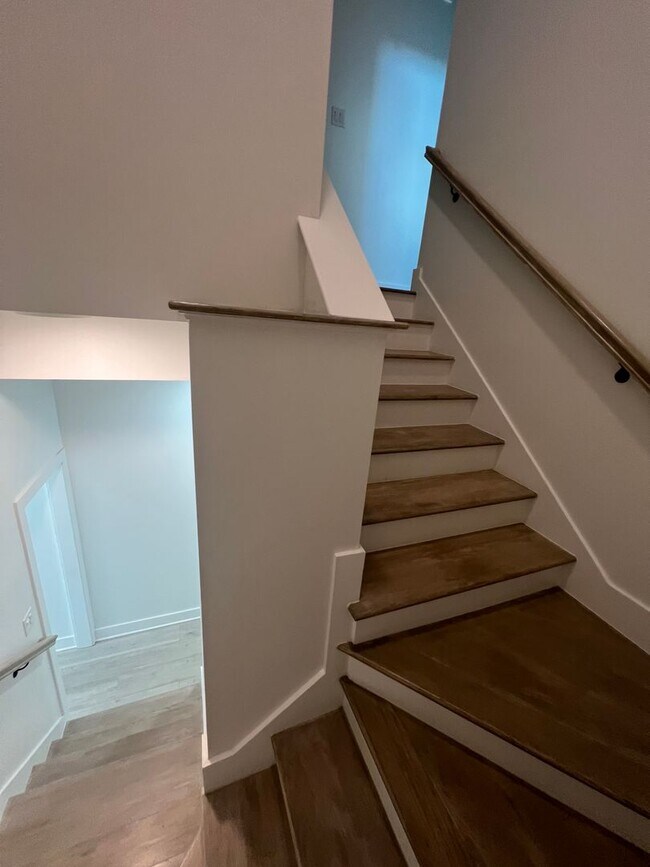 Building Photo - New Renovated 5bd/2ba Near Campus with Sha...