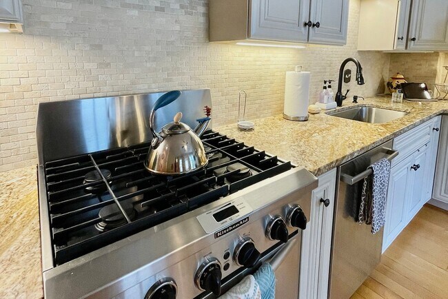 Building Photo - Charming Larchmont 4 Bedroom - 2 Sun Rooms...