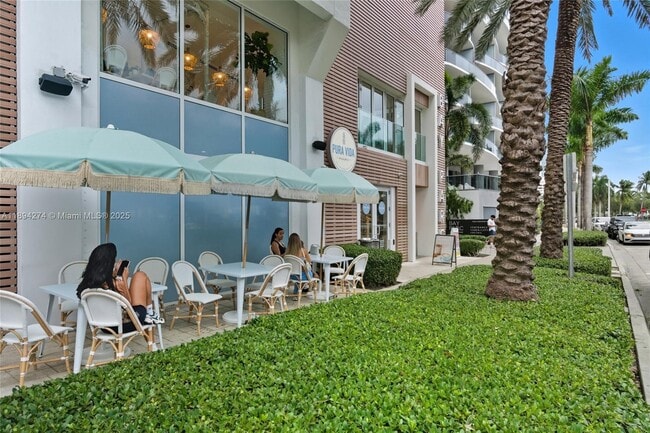 Building Photo - 1750 N Bayshore Dr