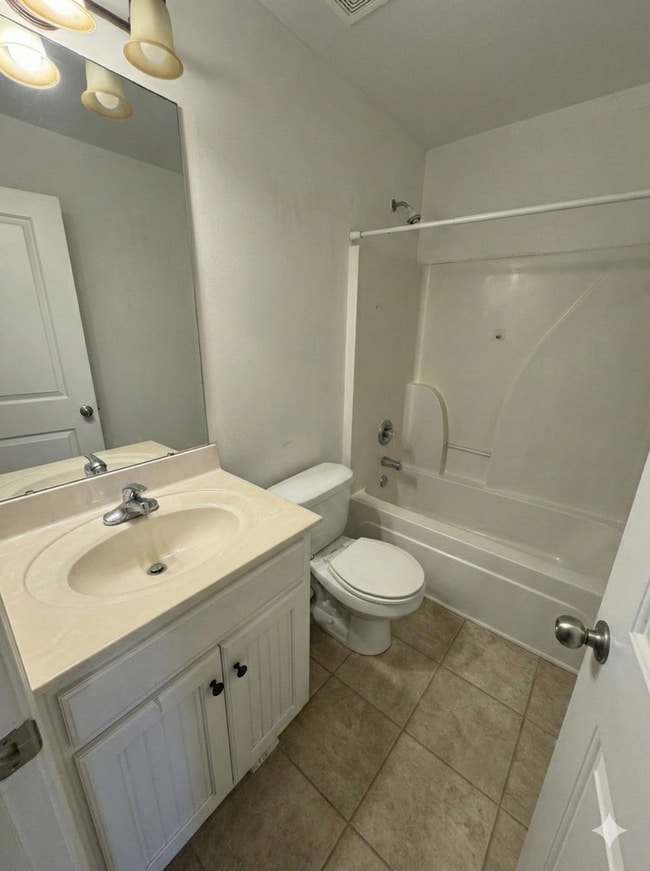 Building Photo - 4 Bedroom Downtown Beauty!