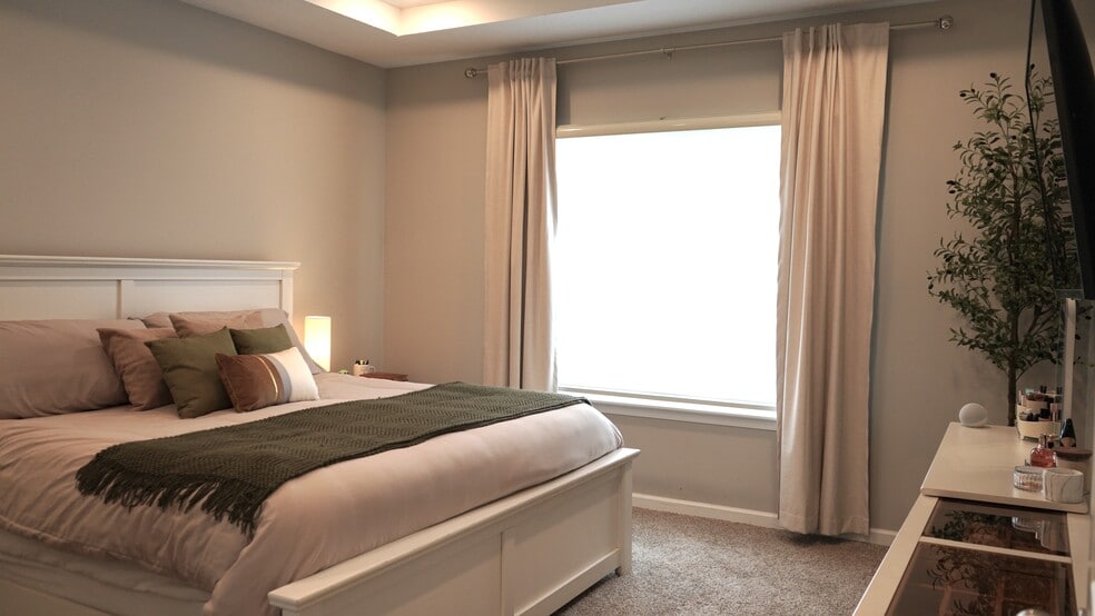 Master bedroom in first floor - 3443 Alder Ave