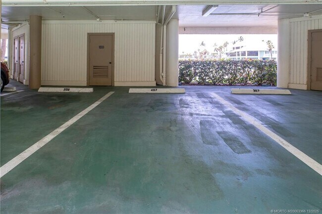 Building Photo - 221 NE Plantation Rd