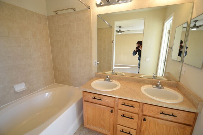 Building Photo - Beautiful 4 Bedroom Home Available Now!