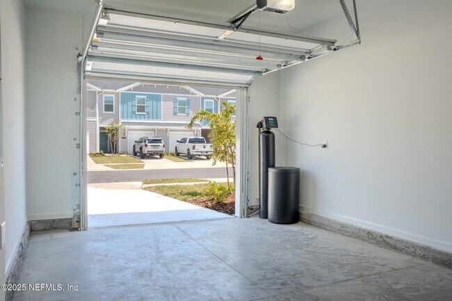 Building Photo - 2221 Windward Cay Ln