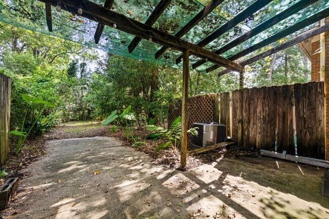 Building Photo - GREAT LOCATION 2BED 2BATH! FENCED IN YARD!