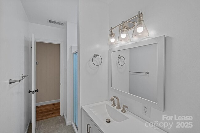 Building Photo - 540 Hoover Rd