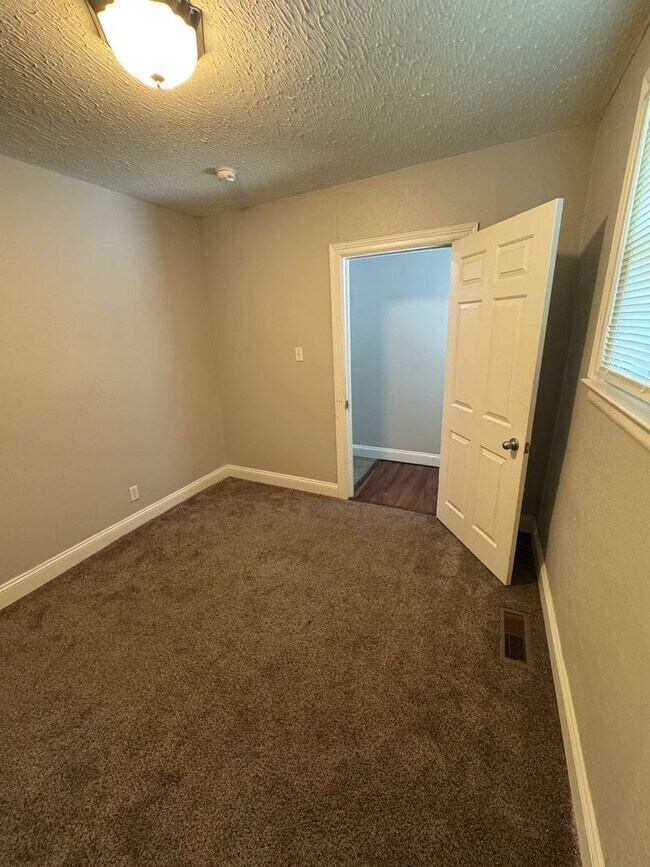 Building Photo - Duplex - Next to Drury University