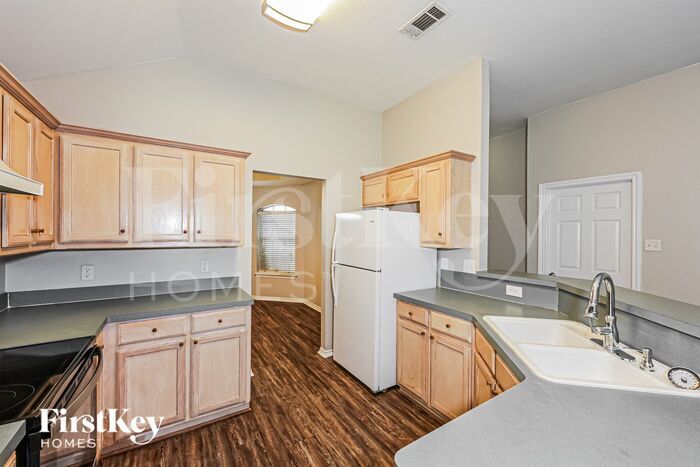 Building Photo - 5621 Wellston Dr