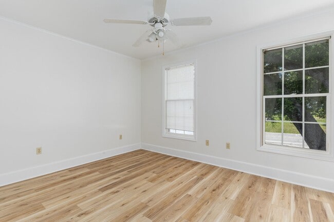 Building Photo - Quiet Neighborhood in a Conveniently Locat...