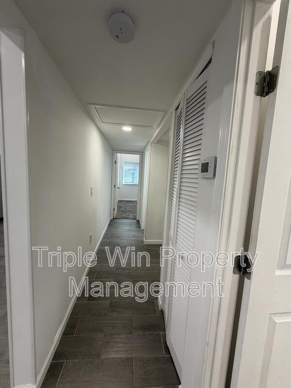 Building Photo - 1332 Langholm Dr