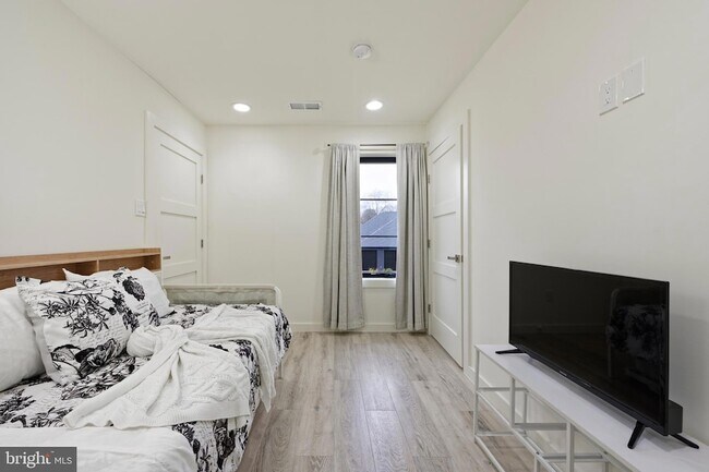 Building Photo - 23443 Dover Rd