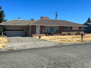 Building Photo - Beautiful Ranch style 3 bed/2 bath home - ...
