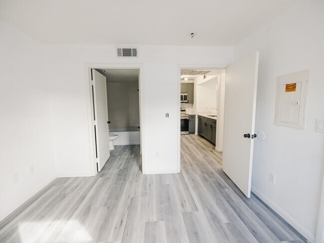 Building Photo - 2 Bedroom, 2 Full Bath Newly Renovated Con...