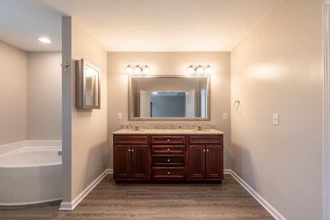 Building Photo - 3733 Moseley Dr