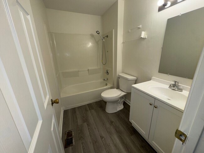 Building Photo - 10 Fernwood Dr