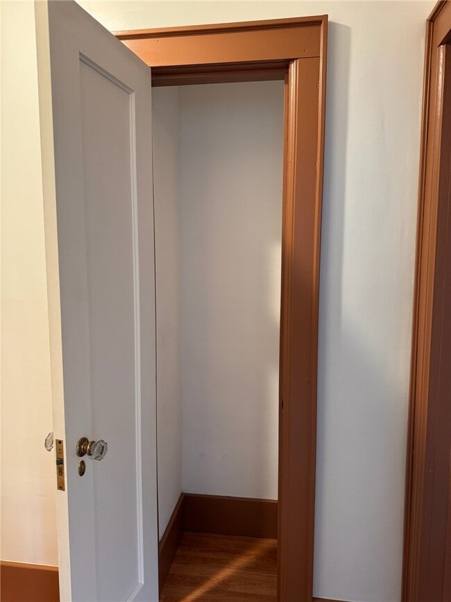 Building Photo - 543 Brooks Ave