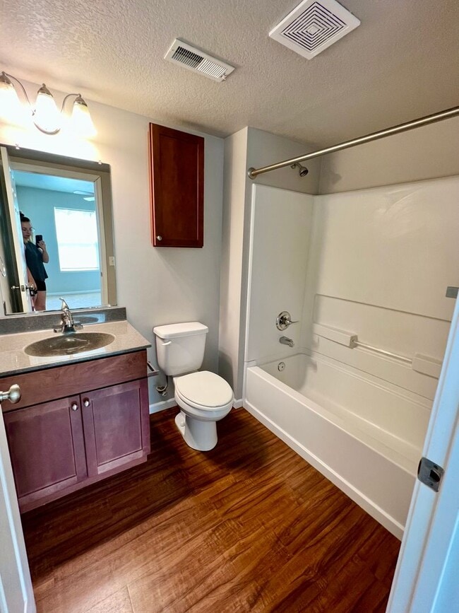 Building Photo - Pre-Leasing Now! Modern 2 Bed, 2 Bath – Ce...