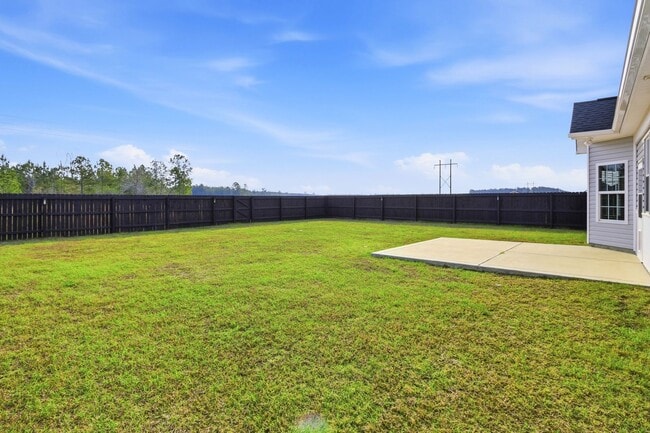 Building Photo - Spacious Living in Stateside – Comfort, Style & Convenience!