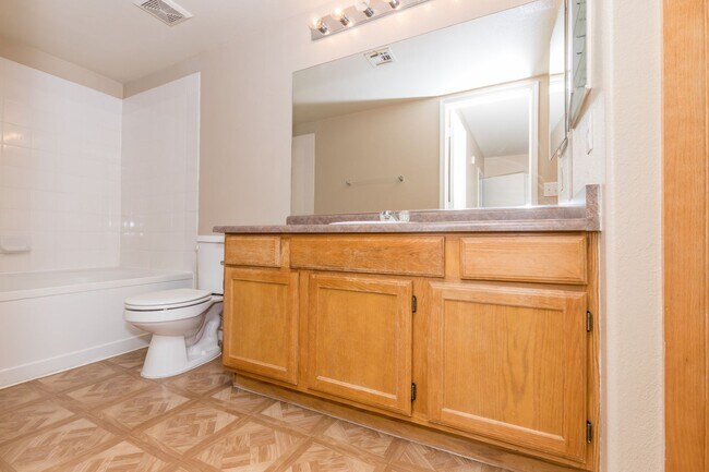 Building Photo - Lovely 2-Bedroom Condo in the Tuscano Comm...