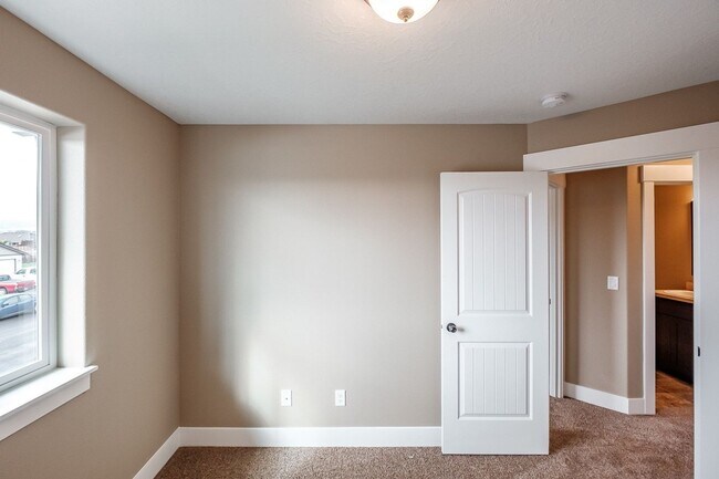 Building Photo - 270-272 Gwinn Street E