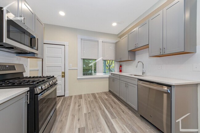 Building Photo - Porch Side