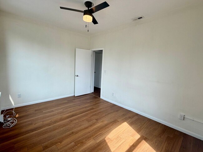 Building Photo - {2202 - A} Spacious Two Bedroom Condo in Historic Pendleton Heights Available Immediately